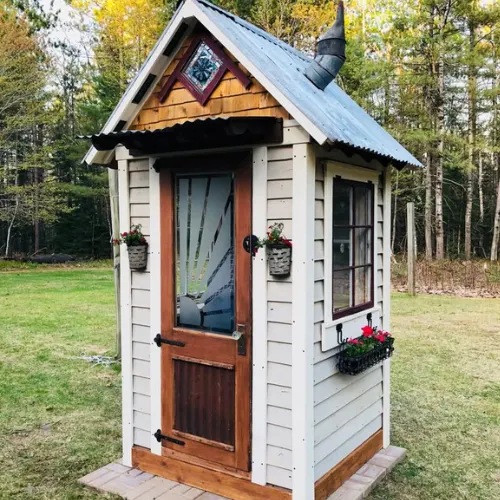 Well House: The Heart of Sustainable Living and Practical Design
